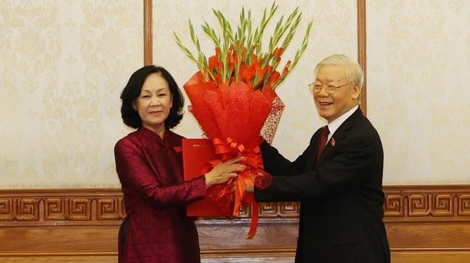 Tổng Bí thư Nguyễn Phú Trọng trao Quyết định của Bộ Chính trị phân công bà Trương Thị Mai giữ chức Trưởng ban Tổ chức Trung ương. 