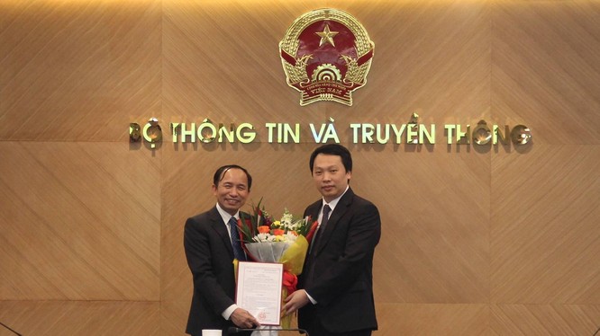 Thứ trưởng Nguyễn Huy Dũng trao quyết định cho ông Nguyễn Trọng Đường