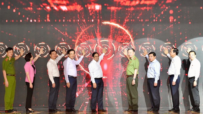 Thủ tướng Phạm Minh Chính và các đại biểu xác thực điện tử, kích hoạt vận hành chính thức hệ thống Trung tâm dữ liệu quốc gia về dân cư và hệ thống sản xuất, cấp và quản lý căn cước công dân.