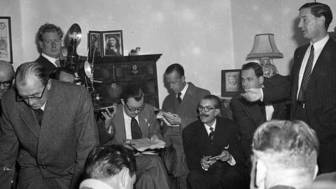 Kim Philby (đứng, bên phải) tại một cuộc họp báo năm 1951 (Ảnh: DailyMail)