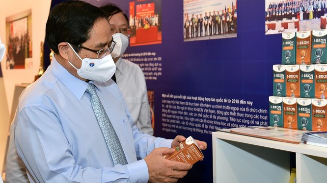 Thủ tướng xem và nghe giới thiệu về một sản phẩm KHCN bảo vệ sức khoẻ.