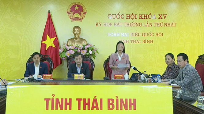 Đại biểu Trần Khánh Thu - Đoàn ĐBQH tỉnh Thái Bình phát biểu trực tuyến liên quan việc đấu thầu trong lĩnh vực y tế.
