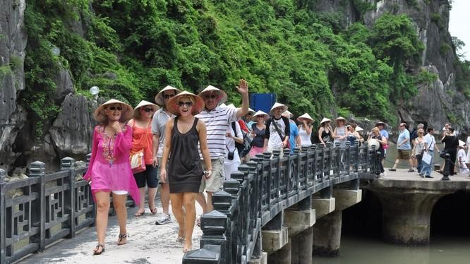 Việt Nam bắt đầu thực hiện chính sách miễn phí thị thực nhập cảnh cho khách du lịch từ nhiều quốc gia châu Âu và châu Á, bao gồm tất cả các nước Đông Nam Á.