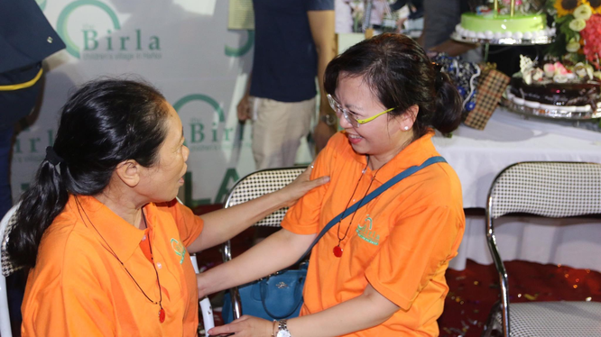 Cô Nguyễn Thanh Nga (phải) không chỉ tham gia giúp đỡ những em nhỏ trong Làng trẻ mà còn tham gia các hoạt động thiện nguyện tại cơ quan, các hội nhóm bạn bè của mình.