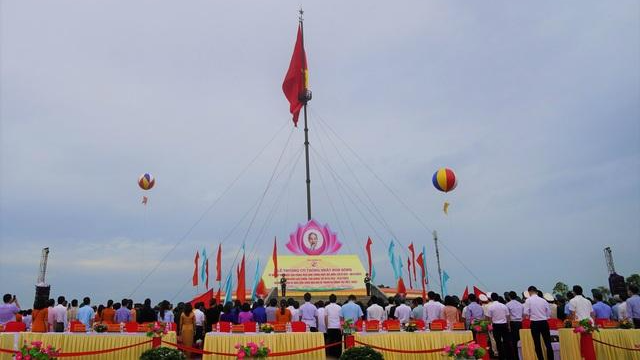 Trong không khí trang nghiêm, trên nền nhạc Quốc ca hào hùng khi lá cờ đỏ sao vàng được kéo dần lên trên kỳ đài Hiền Lương lịch sử.