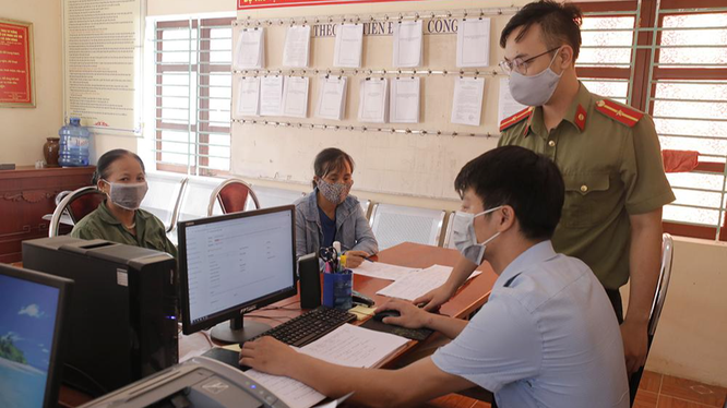 Cán bộ xã Sơn Hùng (Thanh Sơn - Phú Thọ) hướng dẫn người dân đăng ký tài khoản, nộp hồ sơ dịch vụ công trực tuyến. 