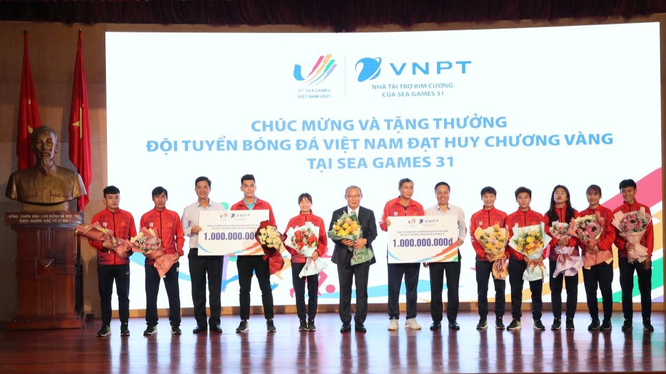 VNPT trao thưởng cho hai đội tuyển bóng đá nam và nữ Việt Nam.
