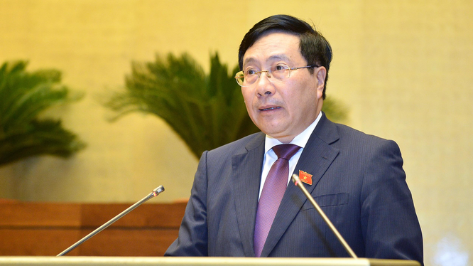 Phó Thủ tướng Phạm Bình Minh trả lời chất vấn.