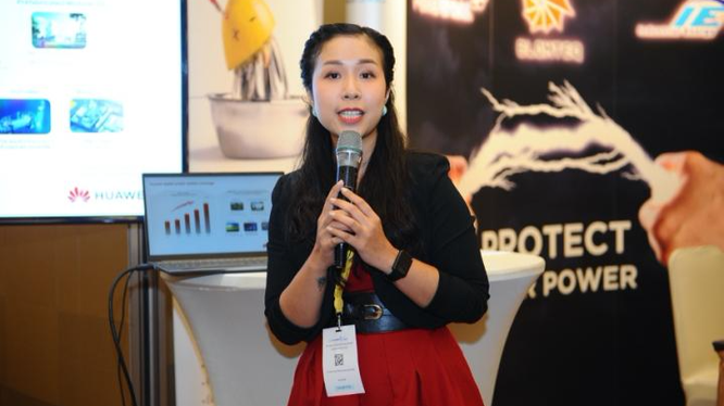 Bà Phạm Nguyễn Xuân Quỳnh - Phụ trách kinh doanh mảng Trung tâm Dữ liệu Huawei đã chia sẻ về giải pháp Trung tâm Dữ liệu mới của Huawei.