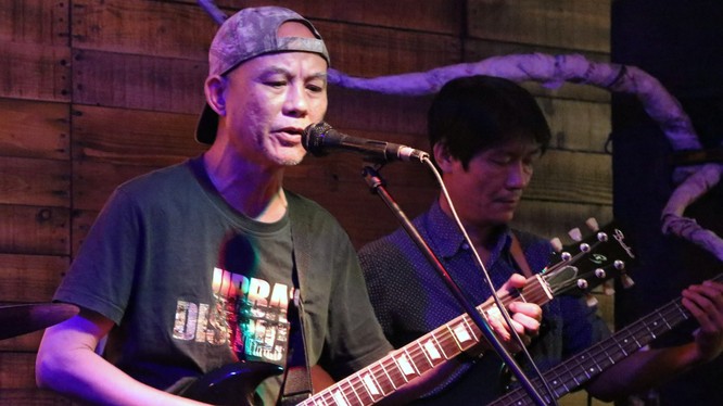 Nghệ sĩ guitar Cao Xuân Minh chơi tại quán bar "W2M" trong mùa Covid