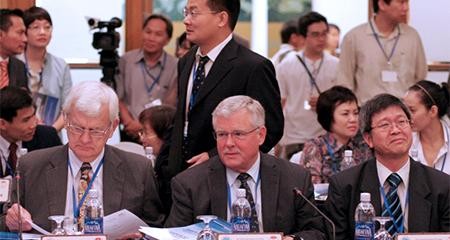 GS Carl Thayer tại Hội thảo Biển Đông lần thứ 2, 2010. Đằng sau ông là TS Vương Hàn Lĩnh, người gây ra phát ngôn tranh cãi rằng Việt Nam là thuộc quốc của Trung Hoa. Ảnh Huỳnh Phan.