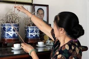 Bà Lê Hoàng Mai thắp hương cho chồng - cố Thứ trưởng Ngoại giao Lê Mai. Ảnh Huỳnh Phan.