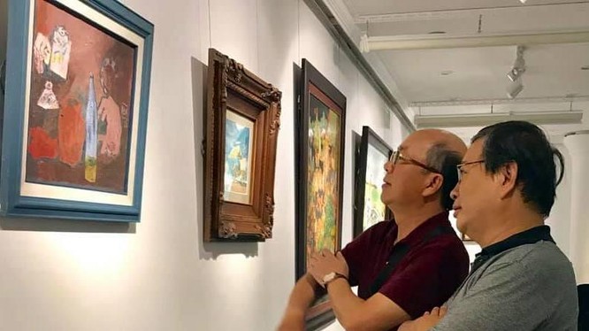 Nguyễn Thiều Quang xem tranh cùng nhà báo Trương Nhuận 
