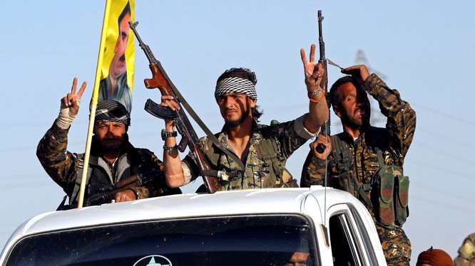 Những chiến binh của lực lượng Dân chủ Syria đã làm dấu hiệu chiến thắng khi đoàn xe của họ đi qua Ain Issa (ảnh: National Interest)