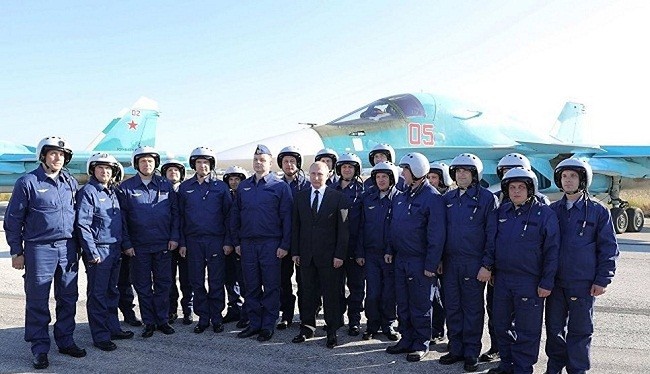 Tổng thống Vladimir Putin đến thăm căn cứ quân sự Hmeymim (ảnh: AP)