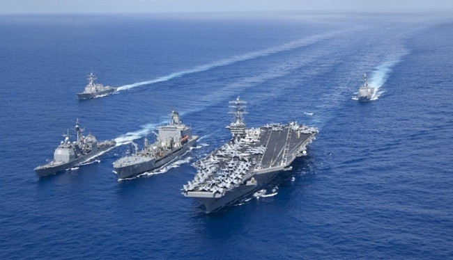 Tàu sân bay hạt nhân USS Nimitz cùng các tàu hộ tống. Ảnh: US Navy