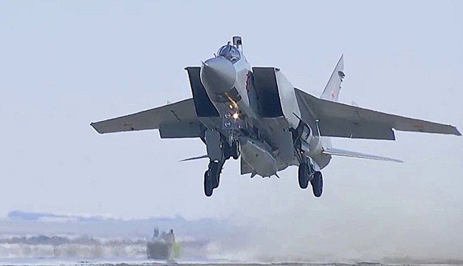 Máy bay tiêm kích đánh chặn tầm xa MiG-31 và tên lửa Kinzhal. Ảnh: Strategic Culture