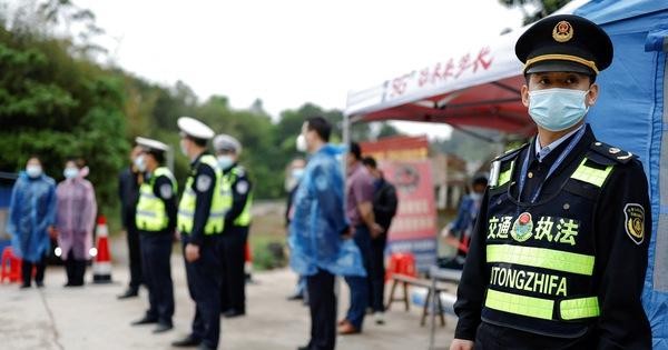 Cảnh sát Trung Quốc tại một chốt kiểm tra an ninh gần hiện trường máy bay ngày 22-3 - Ảnh: REUTERS