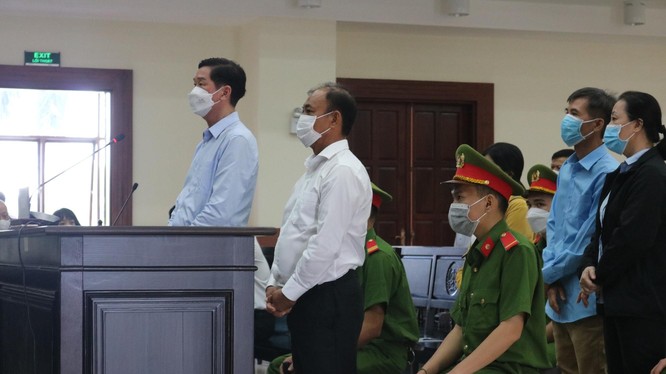 Bị cáo Trần Vĩnh Tuyến, Lê Tấn Hùng tại phiên tòa phúc thẩm sáng nay 