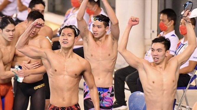 Niềm vui của tuyển bơi Việt Nam khi giành HCV, đồng thời phá kỷ lục SEA Games 31 