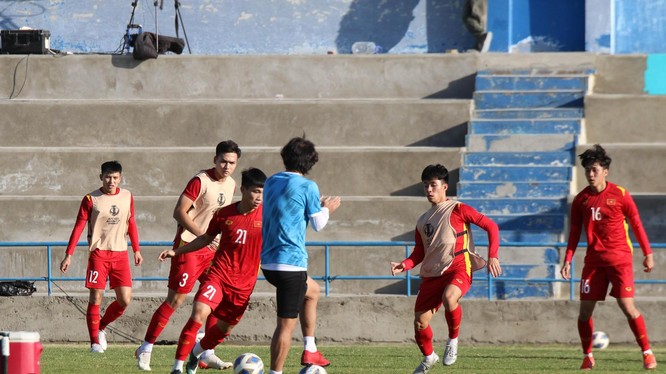 HLV Gong Oh Kyun hướng dẫn các học trò luyện tập trước trận gặp Malaysia - Ảnh: VFF