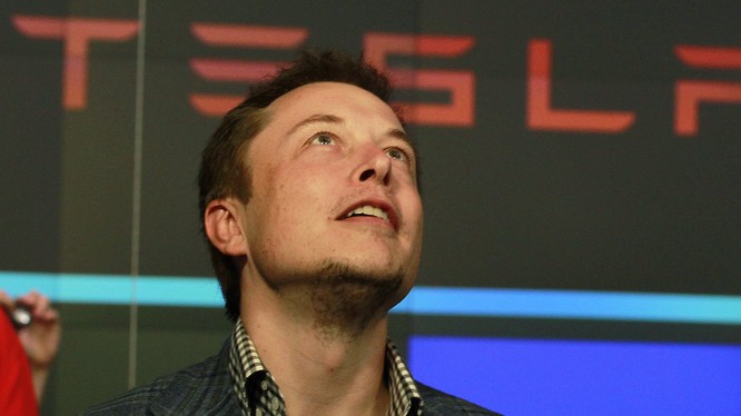 Elon Musk từng là câu bé thường xuyên bị bắt nạt khi còn đi học. Nhưng nay anh đã là một "Người Sắt" có những ý tưởng "cực kỳ điên rồ". (Ảnh: Business Insider).