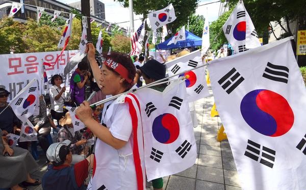 Người Hàn Quốc đang tự hỏi: Liệu các chaebol có nên có quyền lực trung tâm lớn như thế, gắn liền với chính phủ và được lãnh đạo bởi cả thế hệ dòng họ? (Ảnh: AFP)