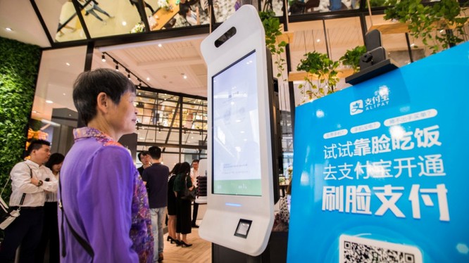 Một nhà hàng KFC ở Trung Quốc áp dụng công nghệ nhận diện khuôn mặt, cho phép khách hàng "cười để thanh toán". (Ảnh: Venture Beat)