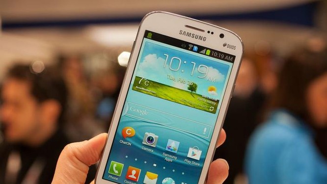 Chiếc điện thoại này là một mẫu Samsung Grand Duos ra mắt năm 2013. (Ảnh: CNET)