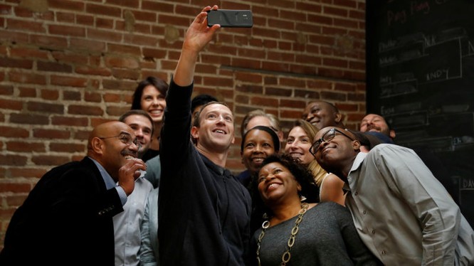 Facebook có vẻ chuẩn bị ra một loạt mã captcha mới chính là bức ảnh selfie của người dùng (Ảnh: Gizmodo)
