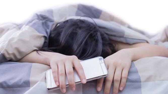 Theo nghiên cứu, Internet tốc độ cao khiến mọi người thường xuyên chơi game, lướt web trước giờ ngủ đã ảnh hưởng lớn đến chất lượng giấc ngủ (Ảnh: Motherboard)