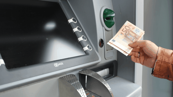 FBI gần đây đã cảnh báo các ngân hàng trên toàn thế giới rằng bọn tội phạm mạng sẵn sàng thực hiện hành vi rút hàng loạt tiền mặt từ thẻ ATM.