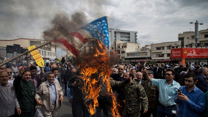 Người dân Iran biểu tình đốt cờ Mỹ (ảnh Reuters)