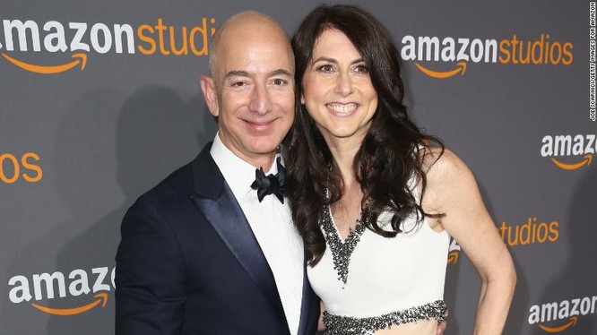 Bà MacKenzie Bezos thời điểm chưa ly hôn với tỷ phú Jeff Bezos (Ảnh: CNN)