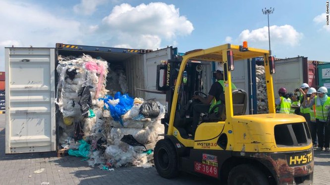 Malaysia tuyên bố gửi trả hàng tấn rác thải cho các nước chuyển rác tới nước họ (Ảnh: CNN)