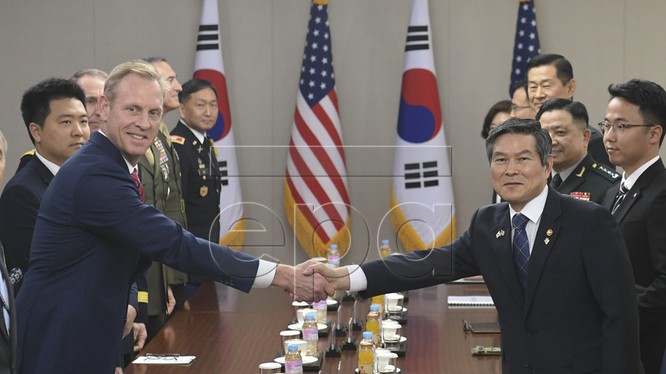 Quyền Bộ trưởng Bộ Quốc phòng Mỹ Patrick Shanahan cùng Bộ trưởng Bộ Quốc Phòng Hàn Quốc Jeong Kyeong-doo (Ảnh:Yonhap)