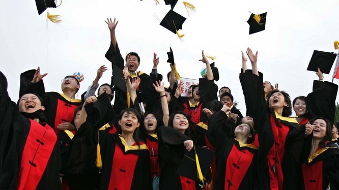 Sinh viên Trugn Quốc theo học ở Mỹ trở thành mục tiêu mới trong thương chiến Mỹ-Trung (Ảnh: CNN)