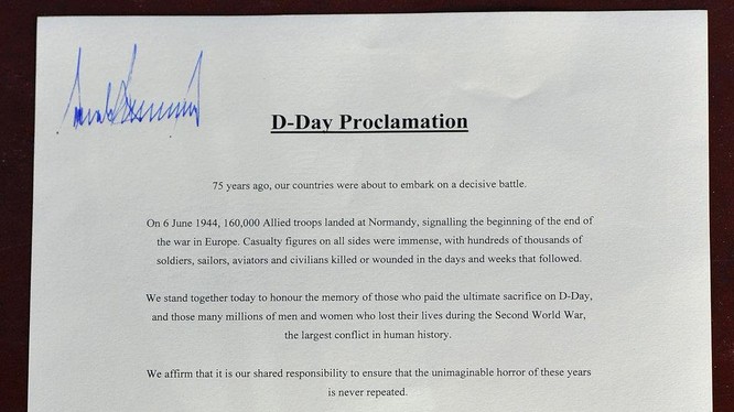 Chữ ký "cô đơn" của ông Trump ở bên trên bản tuyên ngôn về D-Day (Ảnh: AFP)