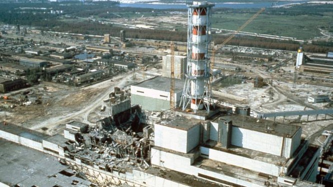 Nhà máy điện hạt nhân Chernobyl một vài tuần sau vụ nổ (Ảnh: Newsweek)