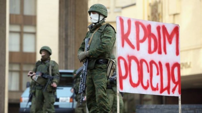 Binh sỹ đứng gác bên ngoài tòa nhà Nghị viện Crimea ngày 1/3/2014 (Ảnh: Newsweek)