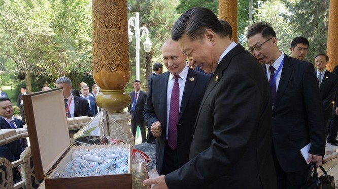 Ông Tập rất thích thú với thùng kem Nga mà ông Putin tặng (Ảnh: RT)