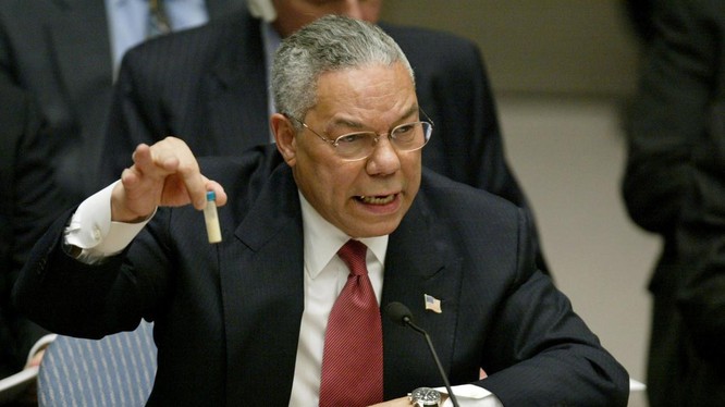 Cựu Ngoại trưởng Mỹ Colin Powell cầm chiếc ống chứa bột trắng như bằng chứng chống lại chính quyền Saddam Hussein (Ảnh: RT)
