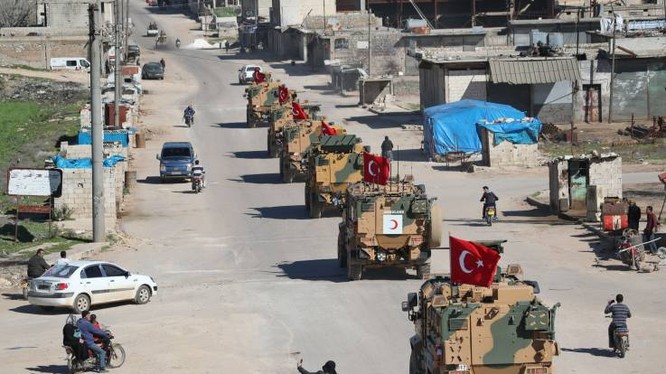 Một đoàn xe quân sự của Thổ Nhĩ Kỳ di chuyển tại khu phi quân sự phía Bắc tỉnh Idlib (Ảnh: AFP)