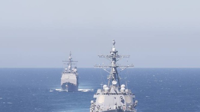 Tàu khu trục tên lửa dẫn đường USS Bainbridge (trái) và tàu USS Leyte Gulf di chuyển qua eo biển Gibraltar hôm 13/4 (Ảnh: Newsweek)