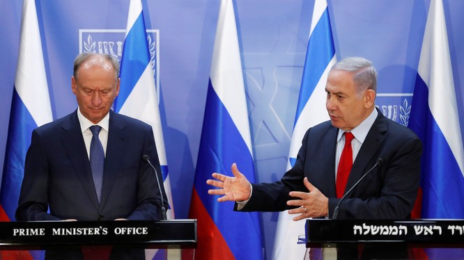 Thủ tướng Israel Benjamin Netanyahu (phải) trong cuộc gặp với Thư ký An ninh Quốc gia Nga Nikolai Patrushev tại Jerusalem (Ảnh: RT)