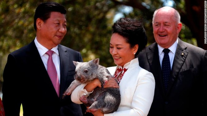 Chủ tịch Trung Quốc Tập Cận Bình cùng phu nhân trong chuyến thăm Canberra ngày 17/11/2014 (Ảnh: CNN)