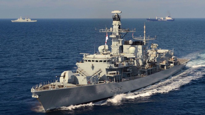 Tàu khu trục HMS Montrose của Anh hộ tống tàu chở dầu Heritage (Ảnh: Sky News)