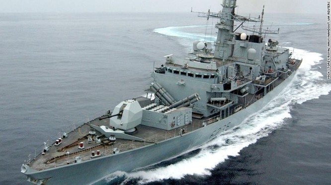 Tàu khu trục HMS Montrose của Anh hộ tống tàu Heritage qua eo biển Hormuz (Ảnh: CNN)