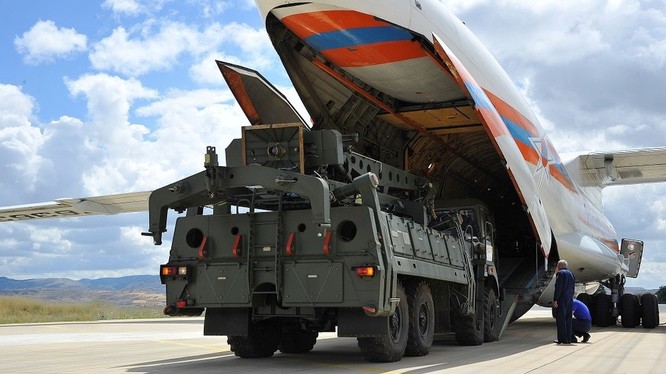 Hệ thống S-400 của Nga được chuyển tới căn cứ không quân Acinki, gần thủ đô Ankara của Thổ Nhĩ Kỳ hôm 12/7 (Ảnh: Reuters)