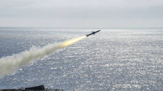 Tên lửa RIM-7P phóng từ hệ thống tên lửa Sea Sparrow từ tàu tấn công lưỡng cư USS Boxer trong cuộc tập trận bắn đạn thật ngày 29/1/2019 (Ảnh: Newsweek)